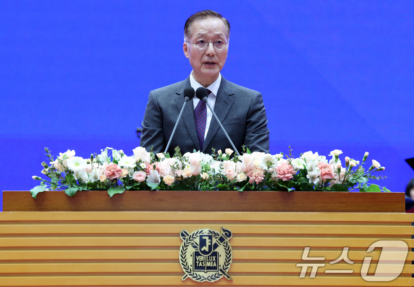 (서울=뉴스1) 황기선 기자 = 김인권 서울예스병원 원장이 26일 오후 서울 관악구 서울대학교에서 열린 '제79회 학위수여식'에서 축사를 하고 있다.1975년 서울대 의대를 졸업한 …