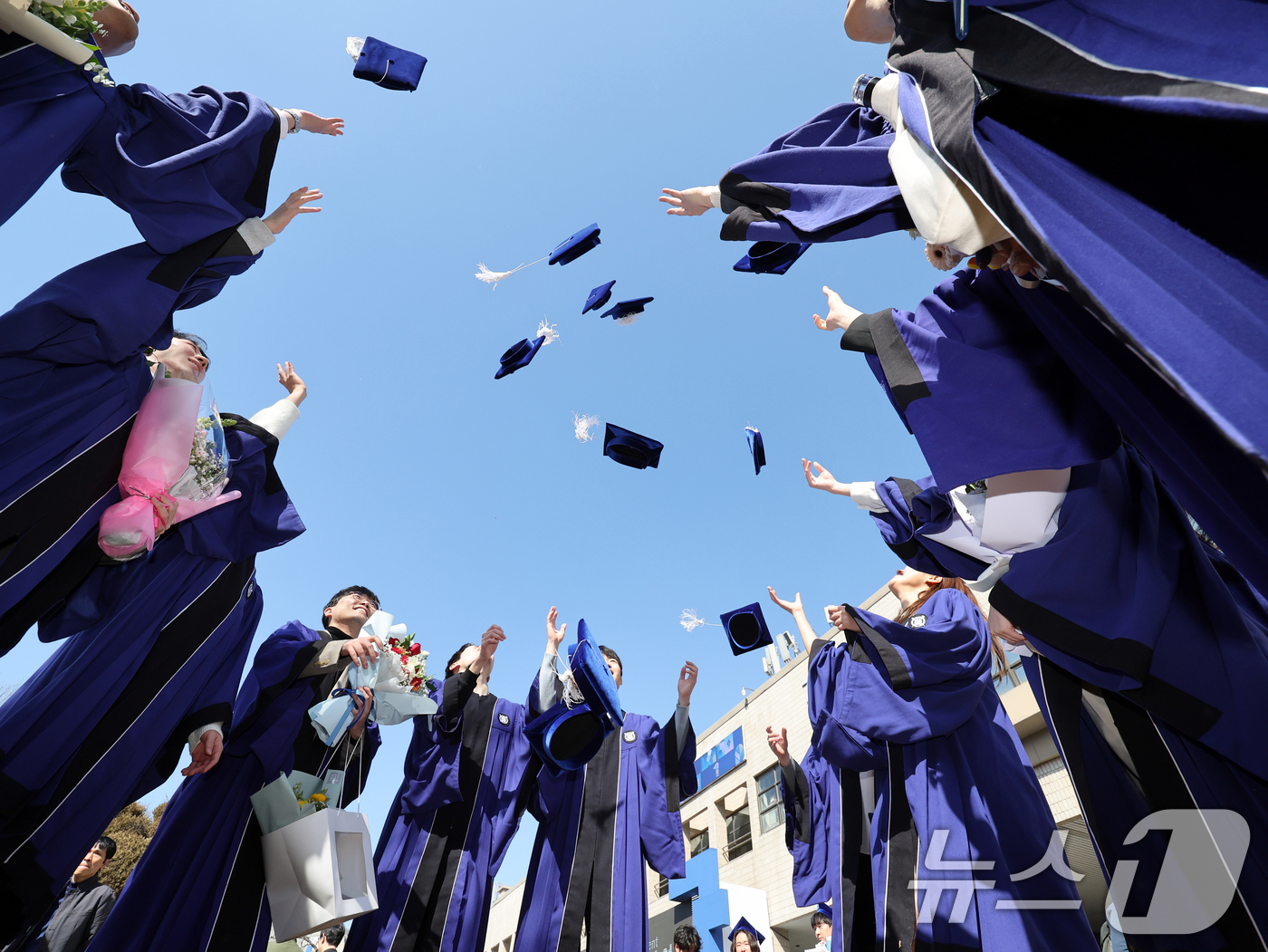 (서울=뉴스1) 황기선 기자 = 26일 오후 서울 관악구 서울대학교에서 열린 '제79회 학위수여식'에서 졸업생들이 학사모를 던지며 졸업을 자축 하고 있다. 2025.2.26/뉴스1 …