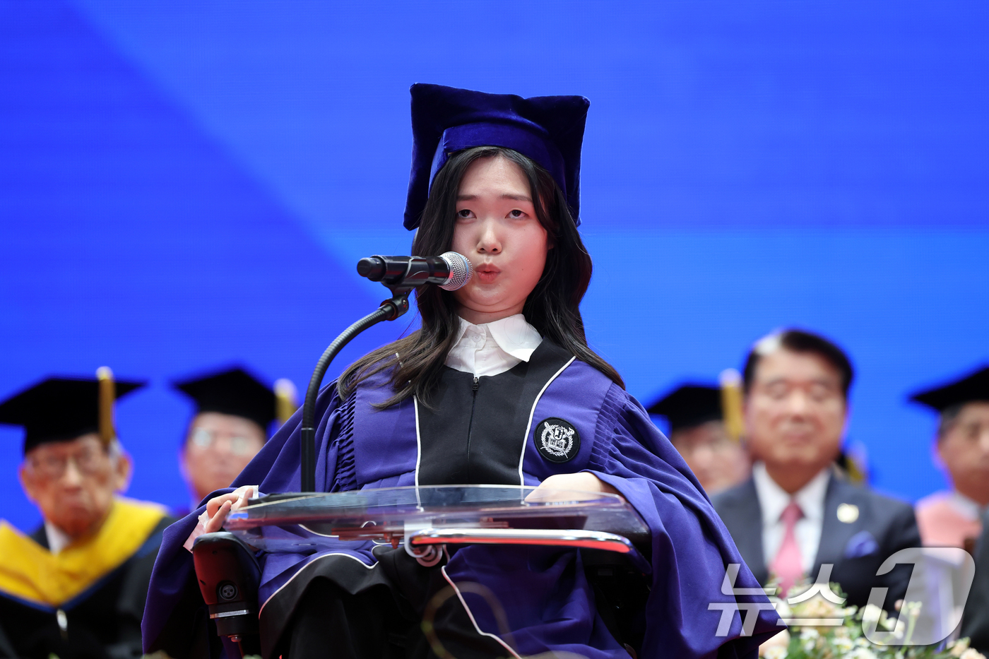 (서울=뉴스1) 황기선 기자 = 26일 오후 서울 관악구 서울대학교에서 열린 '제79회 학위수여식'에서 영어교육과 19학번 장세원씨가 졸업생 대표인사를 하고 있다.영어교육과 정보문 …