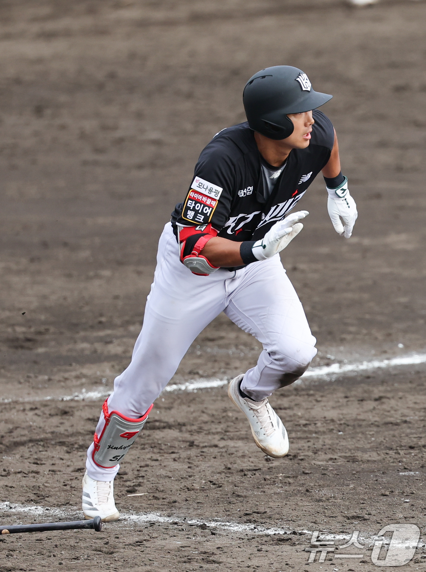 (오키나와(일본)=뉴스1) 허경 기자 = KT 장진혁이 26일 일본 오키나와 고친다 야구장에서 열린 KT 위즈와 한화 이글스 연습경기에서 타격 후 1루를 향해 질주하고 있다. 20 …