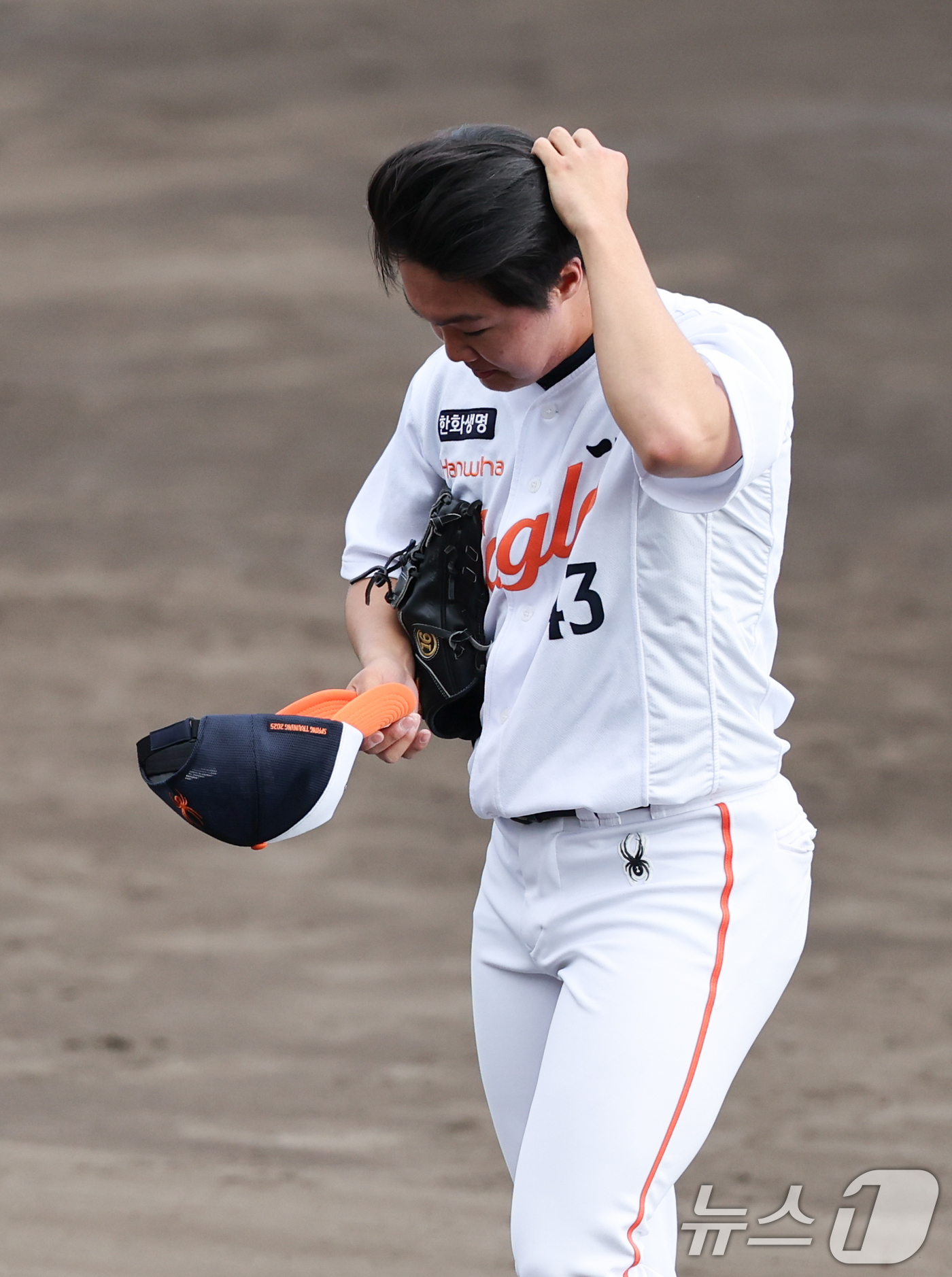 (오키나와(일본)=뉴스1) 허경 기자 = 한화 정우주가 26일 일본 오키나와 고친다 야구장에서 열린 KT 위즈와 한화 이글스 연습경기에서 2실점으로 1이닝을 마친 뒤 마운드를 내려 …