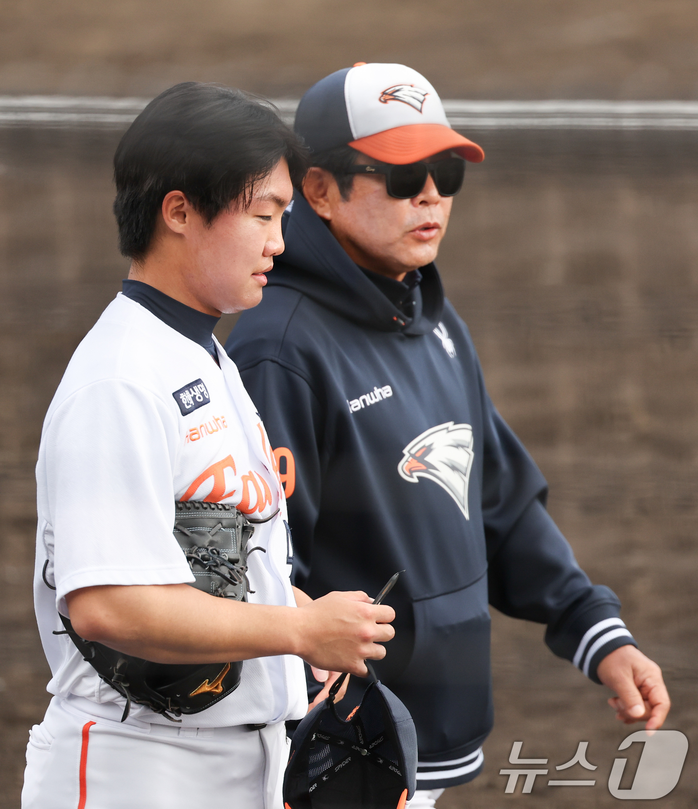 (오키나와(일본)=뉴스1) 허경 기자 = 한화 정우주가 26일 일본 오키나와 고친다 야구장에서 열린 KT 위즈와 한화 이글스 연습경기 1이닝 2실점으로 마운드에서 내려온 뒤 양상문 …