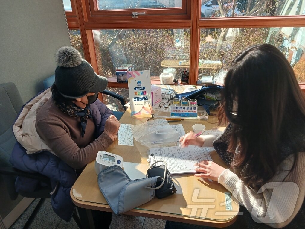 본문 이미지 - 지난 17일 새벽 남구 신정4동에서 발생한 한 공동주택에서 발생한 큰 화재를 극복함에 있어 신정4동행정복지센터 공무원들이 화재피해 이재민 극복에 적극 나서고 있다.(울산 남구 제공. 재판매 및 DB 금지) /뉴스1