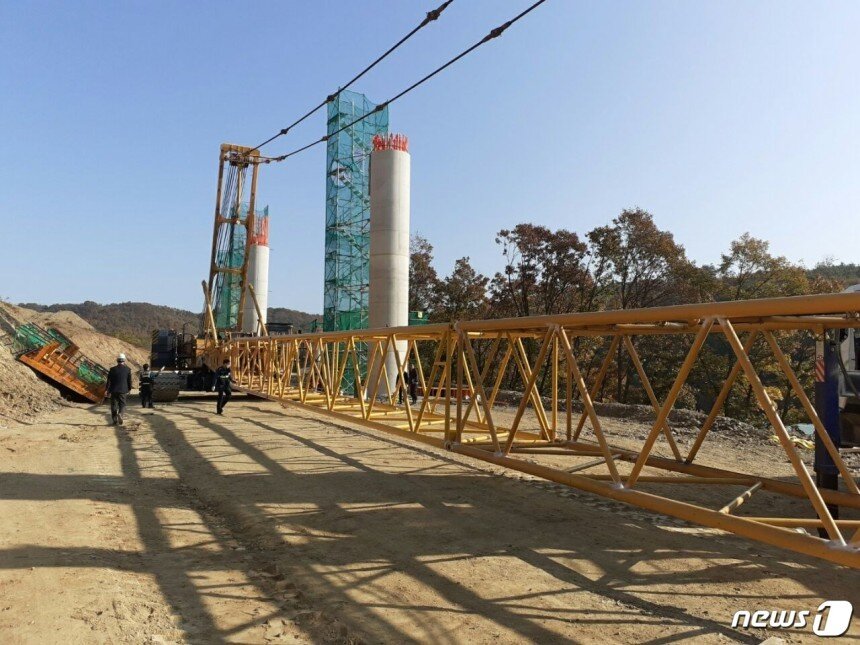본문 이미지 -  지난 2020년 10월 경기 용인시 처인구 양지면 서울-세종고속도로 6공구 공사 현장에서 전도되는 크레인에 근로자 2명이 깔려 숨졌다.. 사진은 사고 현장. 2020.10.30/뉴스1 ⓒ News1