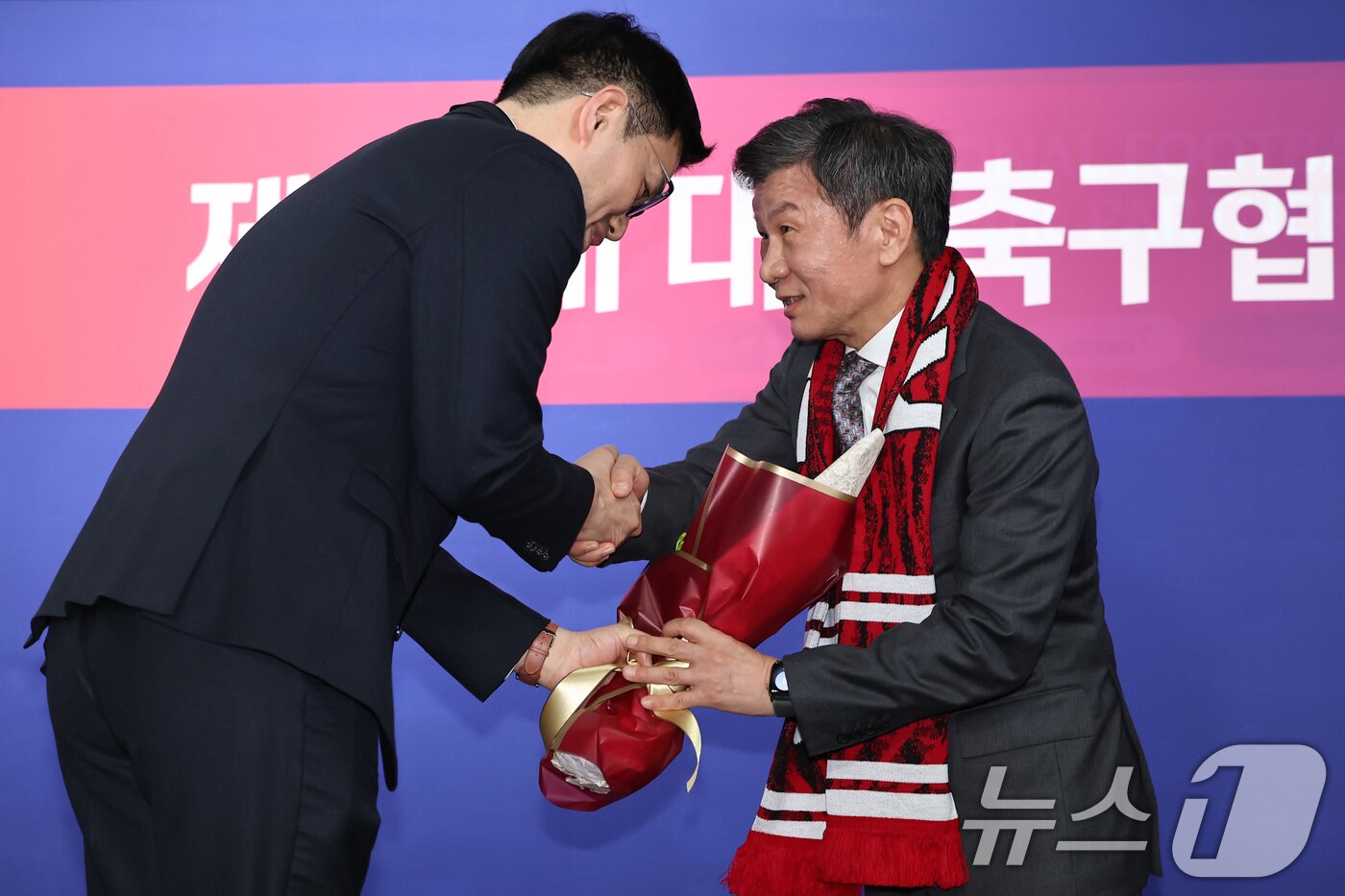 본문 이미지 - 대한축구협회장 4연임에 성공한 정몽규 회장이 26일 서울 종로구 축구회관에서 열린 제55대 대한축구협회 회장 선거에서 당선증을 받고 있다. 2025.2.26/뉴스1 ⓒ News1 김도우 기자