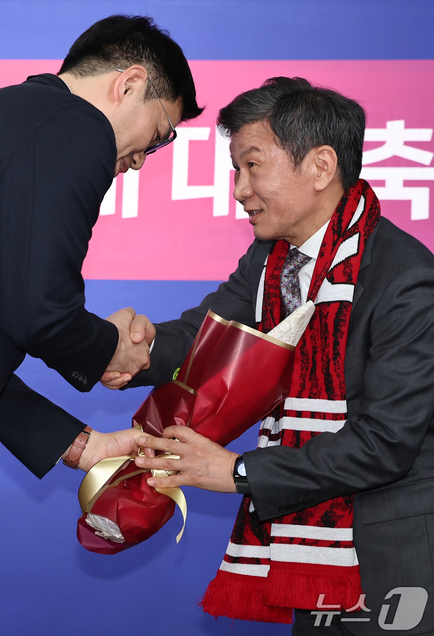 본문 이미지 - 대한축구협회장 4연임에 성공한 정몽규 회장이 26일 서울 종로구 축구회관에서 열린 제55대 대한축구협회 회장 선거에서 당선이 확정된 뒤 꽃다발을 받고 있다. 2025.2.26/뉴스1 ⓒ News1 김도우 기자