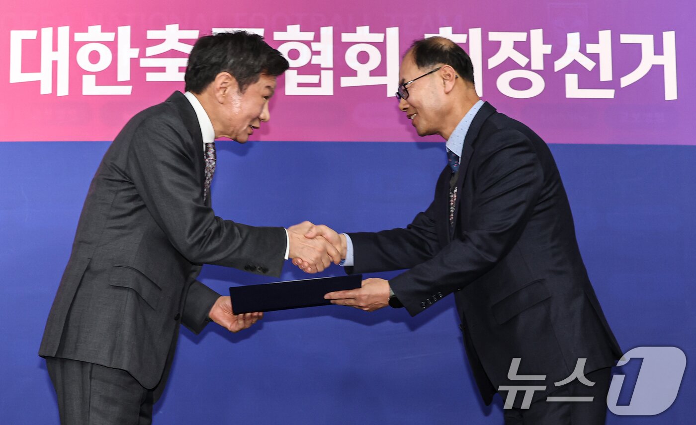 본문 이미지 - 정몽규 신임 회장이 26일 오후 서울 종로구 축구회관에서 열린 제55대 축구협회장 선거에서 당선 후 당선증을 받고 있다. 2025.2.26/뉴스1 ⓒ News1 김도우 기자