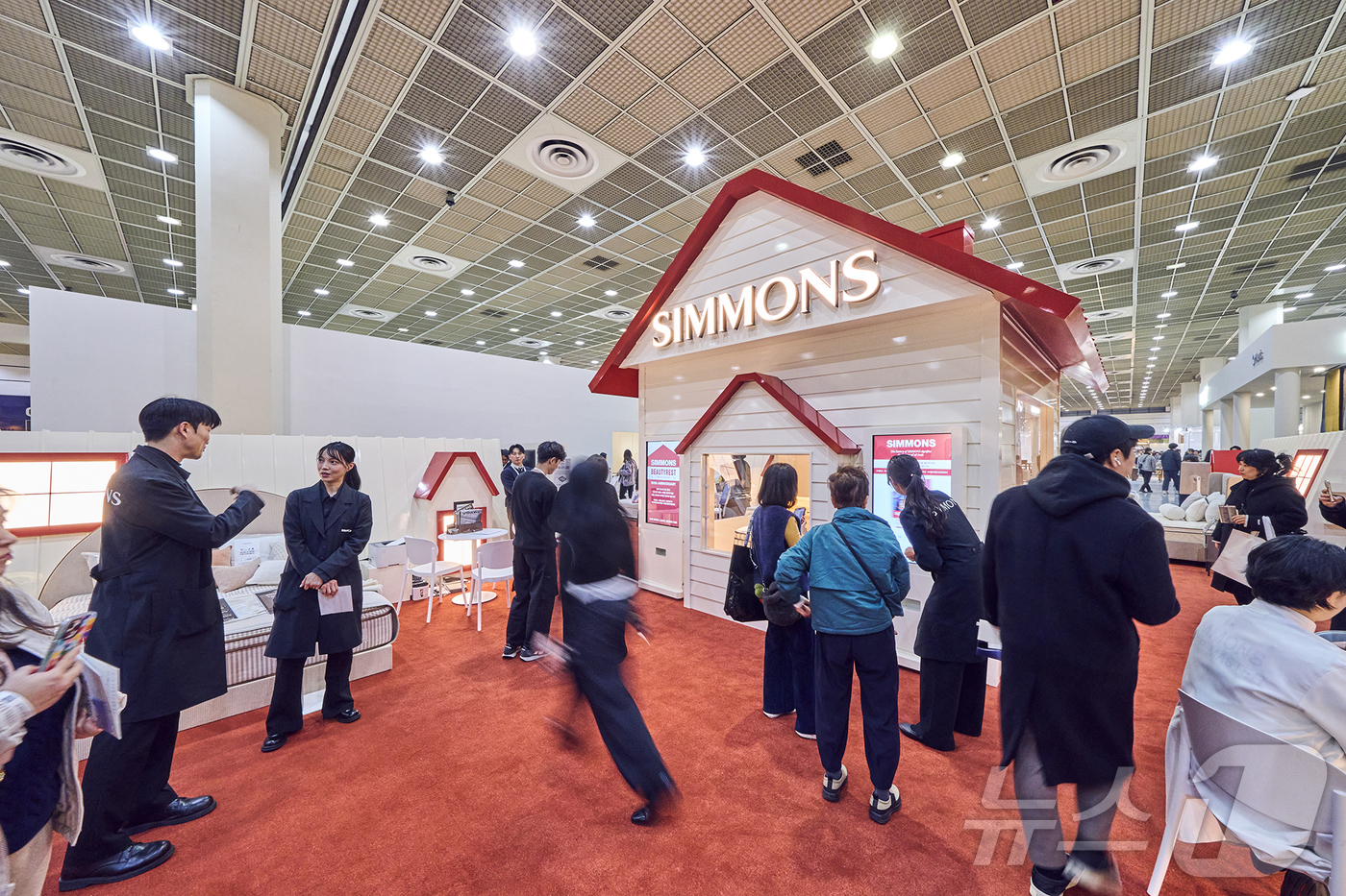 (서울=뉴스1) = 26일 서울 강남구 코엑스에서 진행된 2025 서울리빙디자인페어 관람객이 시몬스 침대의 ‘뷰티레스트’ 100주년 기념 특별 부스를 구경하고 있다.시몬스 침대가 …