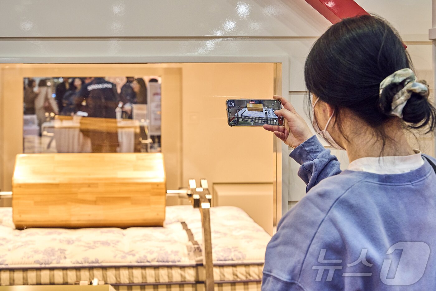 본문 이미지 - 지난 2월 2025 서울리빙디자인페어 관람객이 시몬스 침대의 &#39;뷰티레스트&#39; 100주년 기념 특별 부스를 구경하고 있다. &#40;시몬스 제공. 재판매 및 DB금지&#41; 2025.2.26/뉴스1
