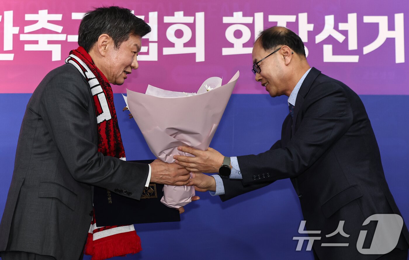 본문 이미지 - 정몽규 신임 회장이 26일 오후 서울 종로구 축구회관에서 열린 제55대 축구협회장 선거에서 당선 후 당선증을 받고 있다. 2025.2.26/뉴스1 ⓒ News1 김도우 기자