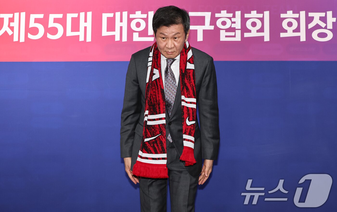 본문 이미지 - 정몽규 신임 회장이 26일 오후 서울 종로구 축구회관에서 열린 제55대 축구협회장 선거에서 당선 후 당선증을 받고 취재진을 향해 인사하고 있다. 2025.2.26/뉴스1 ⓒ News1 김도우 기자