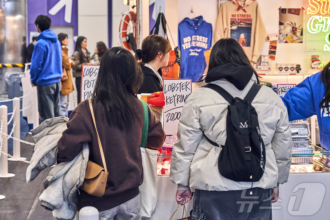 (서울=뉴스1) = 26일 서울 강남구 코엑스에서 진행된 2025 서울리빙디자인페어 관람객이 시몬스 침대의 ‘뷰티레스트’ 100주년 기념 특별 부스를 구경하고 있다.‘피쉬 마켓’을 …