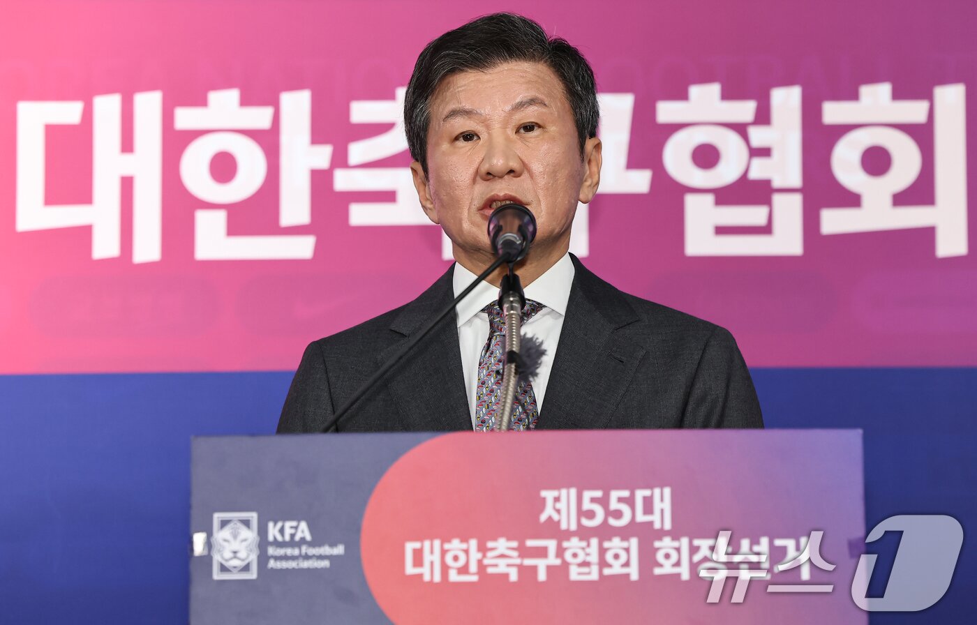 본문 이미지 - 정몽규 신임 회장이 26일 오후 서울 종로구 축구회관에서 열린 제55대 축구협회장 선거에서 당선 후 당선증을 받고 소감을 밝히고 있다. 2025.2.26/뉴스1 ⓒ News1 김도우 기자