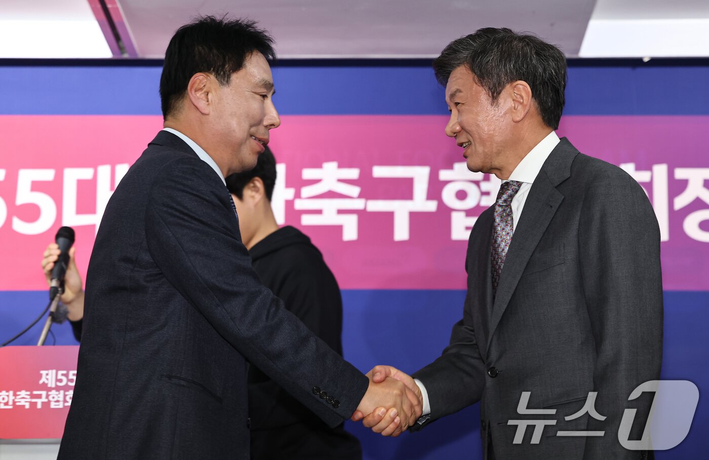 본문 이미지 - 정몽규 신임 회장이 26일 오후 서울 종로구 축구회관에서 열린 제55대 축구협회장 선거에서 당선 후 신문선 후보와 인사를 나누고 있다. 2025.2.26/뉴스1 ⓒ News1 김도우 기자