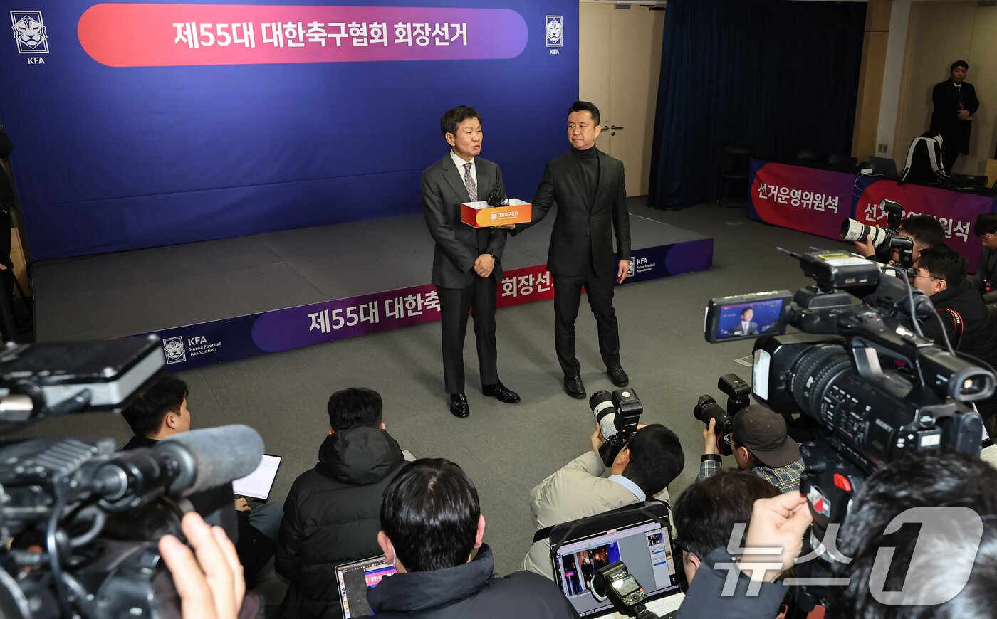 본문 이미지 - 정몽규 신임 회장이 26일 오후 서울 종로구 축구회관에서 열린 제55대 축구협회장 선거에서 당선 후 취재진 질문에 답하고 있다. 2025.2.26/뉴스1 ⓒ News1 김도우 기자