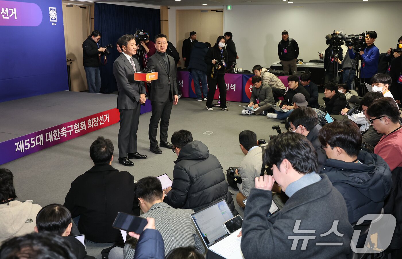 본문 이미지 - 정몽규 신임 회장이 26일 오후 서울 종로구 축구회관에서 열린 제55대 축구협회장 선거에서 당선 후 취재진 질문에 답하고 있다. 2025.2.26/뉴스1 ⓒ News1 김도우 기자