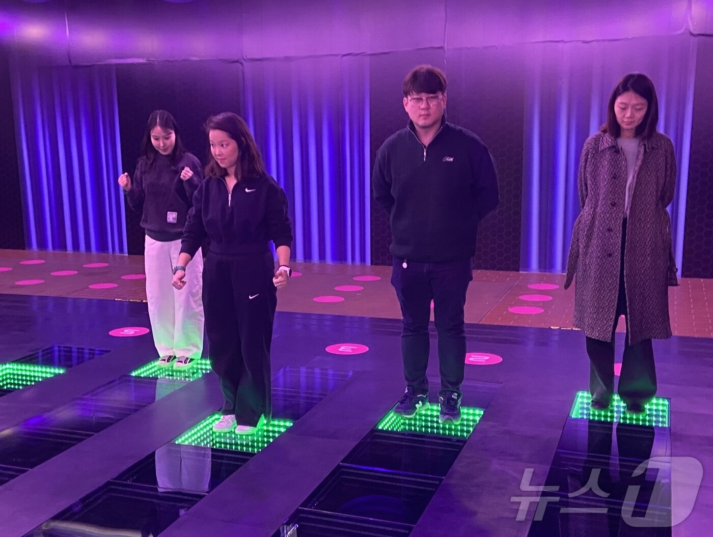 본문 이미지 - 서울 성동구 성수동 에스팩토리에서 열린 '오징어 게임: 더 익스피리언스'(Squid Game: The Experience)에서 넷플릭스 관계자들이 '징검다리 건너기' 게임 시연을 보이고 있다. 건넌 다리가 초록색 불빛으로 변하면 살아남고, 붉은색 불빛으로 변하면 탈락한다. 2025.02.26. ⓒ 뉴스1 신은빈 기자