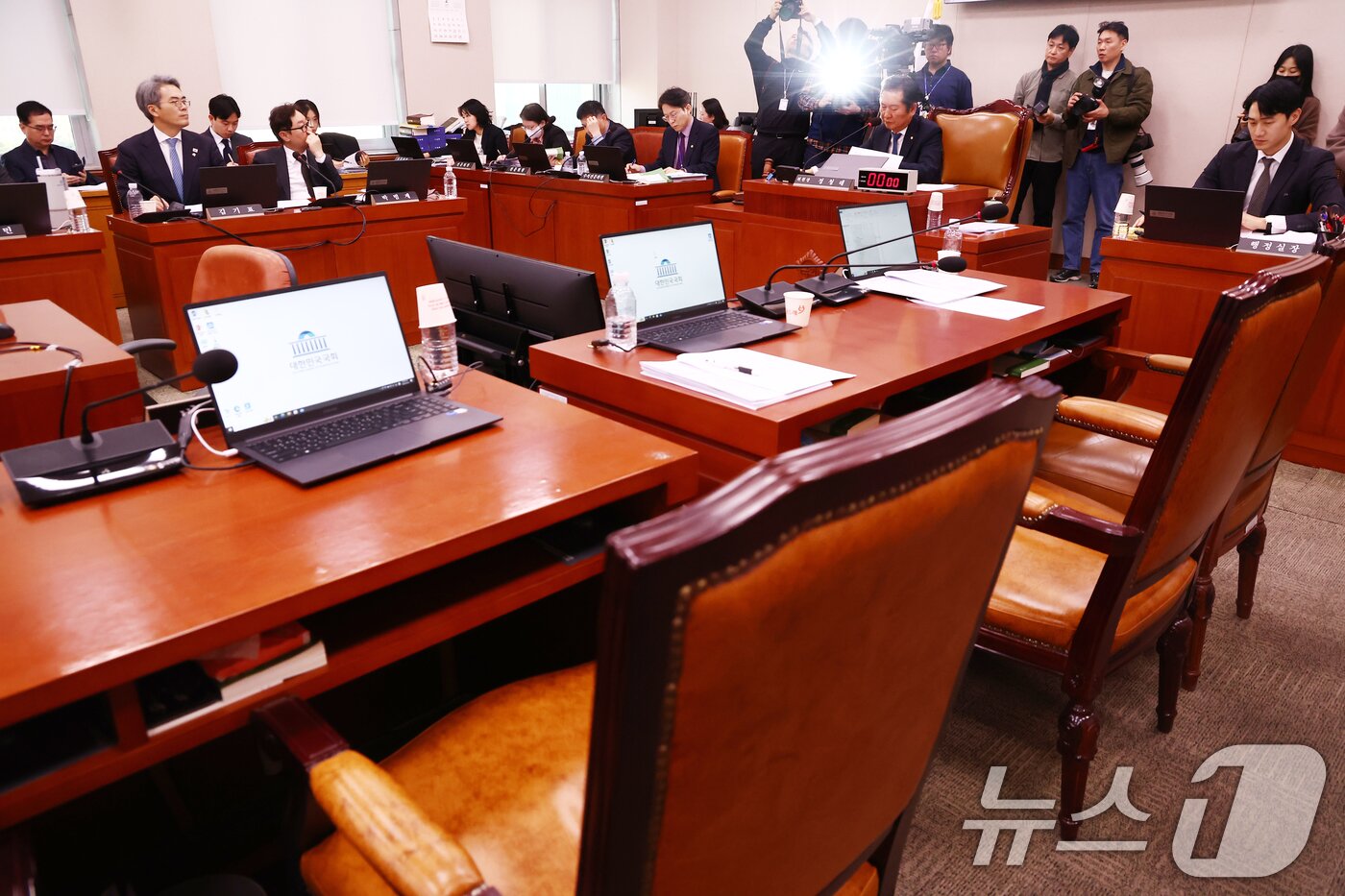 본문 이미지 - 26일 오후 서울 여의도 국회에서 열린 법제사법위원회 전체회의에서 명태균 특검법과 상법 개정안 등이 통과되고 있다. 2025.2.26/뉴스1 ⓒ News1 김민지 기자