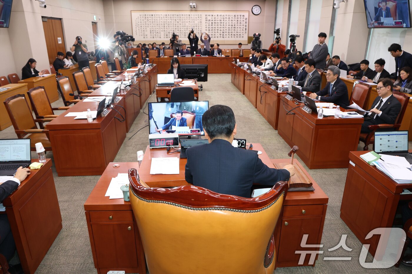 본문 이미지 - 정청래 국회 법사위원장이 26일 오후 서울 여의도 국회에서 열린 법제사법위원회 전체회의에서 명태균과 관련한 불법 선거개입 및 국정농단 사건 등의 진상규명을 위한 특별검사의 임명 등에 관한 법률안을 의결하고 있다. 2025.2.26/뉴스1 ⓒ News1 이광호 기자