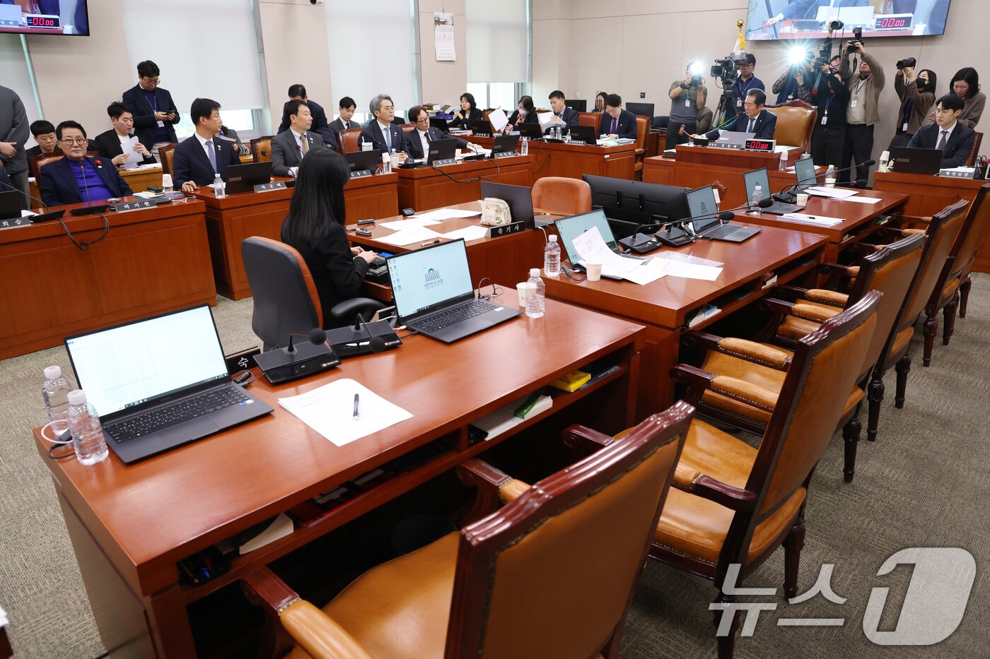 본문 이미지 - 정청래 국회 법사위원장이 26일 오후 서울 여의도 국회에서 열린 법제사법위원회 전체회의에서 명태균과 관련한 불법 선거개입 및 국정농단 사건 등의 진상규명을 위한 특별검사의 임명 등에 관한 법률안을 의결하고 있다. 2025.2.26/뉴스1 ⓒ News1 이광호 기자