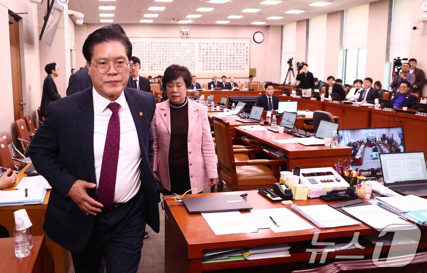 본문 이미지 - 26일 오후 서울 여의도 국회에서 열린 법제사법위원회 전체회의에서 여당 의원들이 상법 개정안을 두고 언쟁을 벌이다 퇴장하고 있다. 2025.2.26/뉴스1 ⓒ News1 김민지 기자