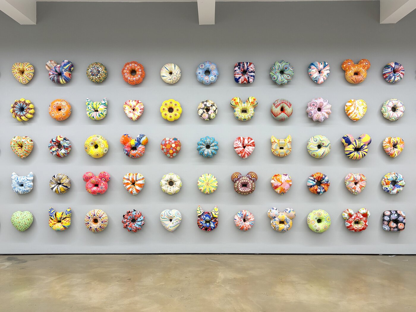 본문 이미지 - 김재용 개인전 &#39;런 도넛 런&#39; 전시 전경 &#40;학고재 제공&#41;