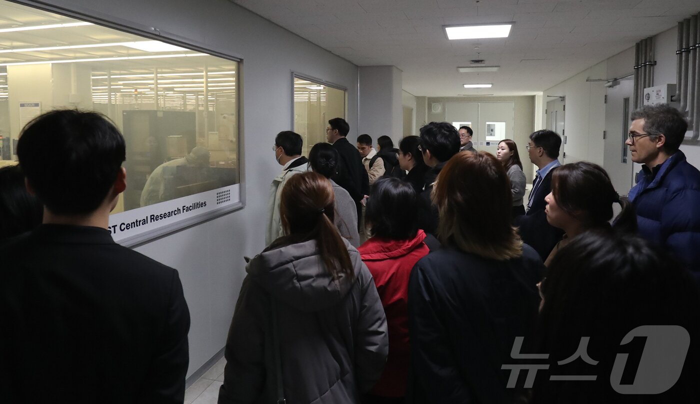 본문 이미지 - APEC 회원대표들이 26일 UNIST 연구지원본부 나노소자공정실을 둘러보고 있다. 2025.2.26/뉴스1 ⓒ News1 조민주 기자