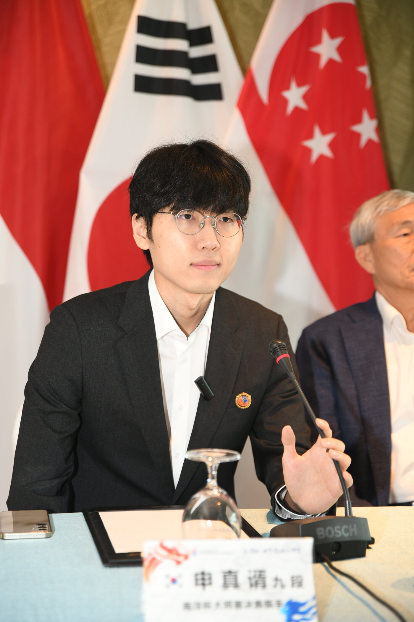 본문 이미지 - 승리 후 기자회견 중인 신진서 9단(한국기원 제공) 