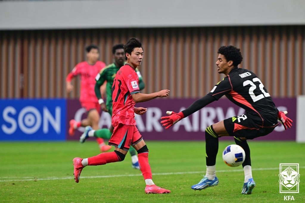 본문 이미지 - 20세 이하 축구대표팀 진태호(왼족)가 26일 열린 2025 아시아축구연맹(AFC) U20 아시안컵 4강 사우디아라비아전에서 후반 8분 결정적 득점 기회를 놓쳤다. (대한축구협회 제공)