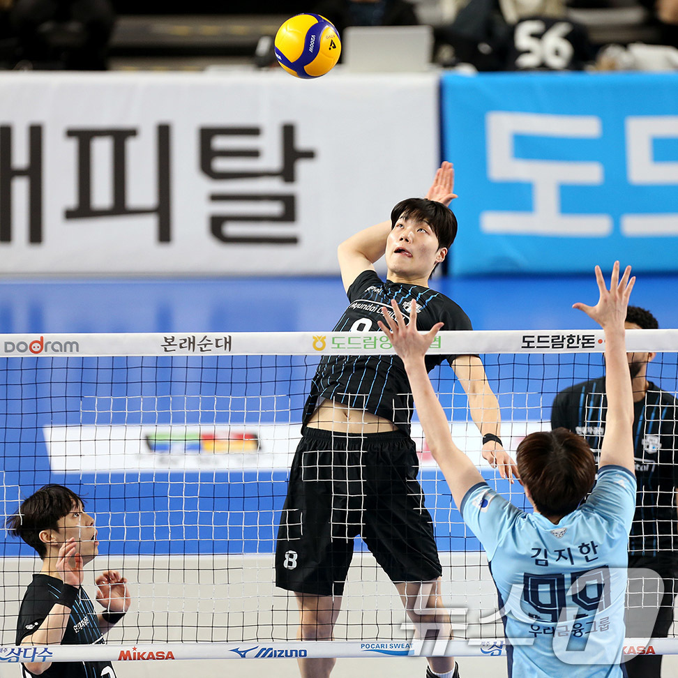 (서울=뉴스1) = 26일 천안유관순체육관에서 열린 24-25시즌 도드람 v-리그 현대캐피탈과 우리카드 경기에서 현대캐피탈 손찬홍이 공격하고 있다. (현대캐피탈배구단 제공. 재판매 …