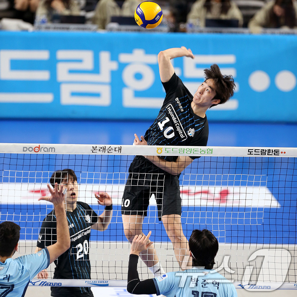 (서울=뉴스1) = 26일 천안유관순체육관에서 열린 24-25시즌 도드람 v-리그 현대캐피탈과 우리카드 경기에서 현대캐피탈 김진영이 공격하고 있다. (현대캐피탈배구단 제공. 재판매 …