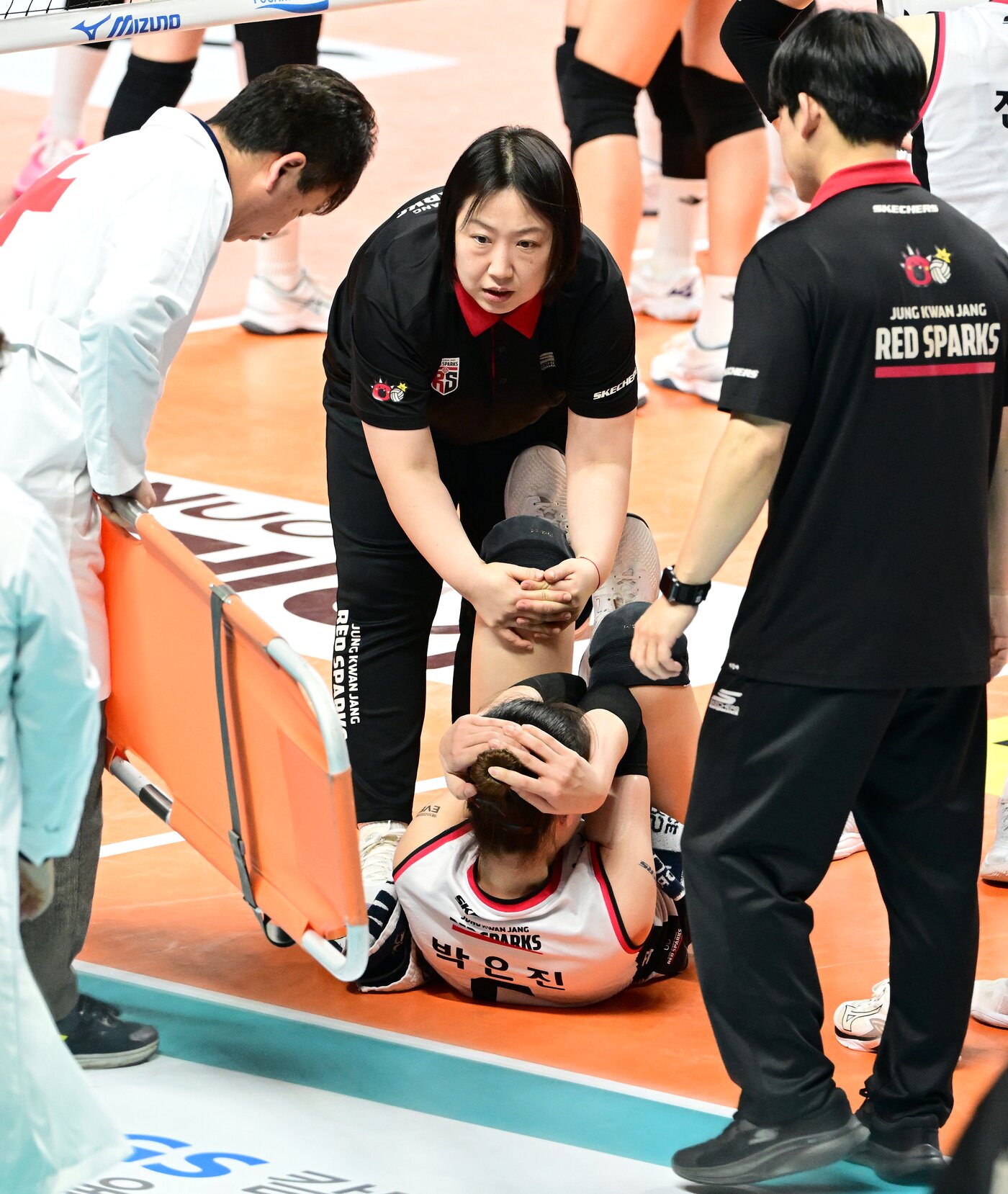본문 이미지 - 정관장 박은진이 26일 열린 2024-25 V리그 여자부 6라운드 GS칼텍스전에서 3세트 도중 발목을 다쳐 고통을 호소하고 있다. (KOVO 제공)