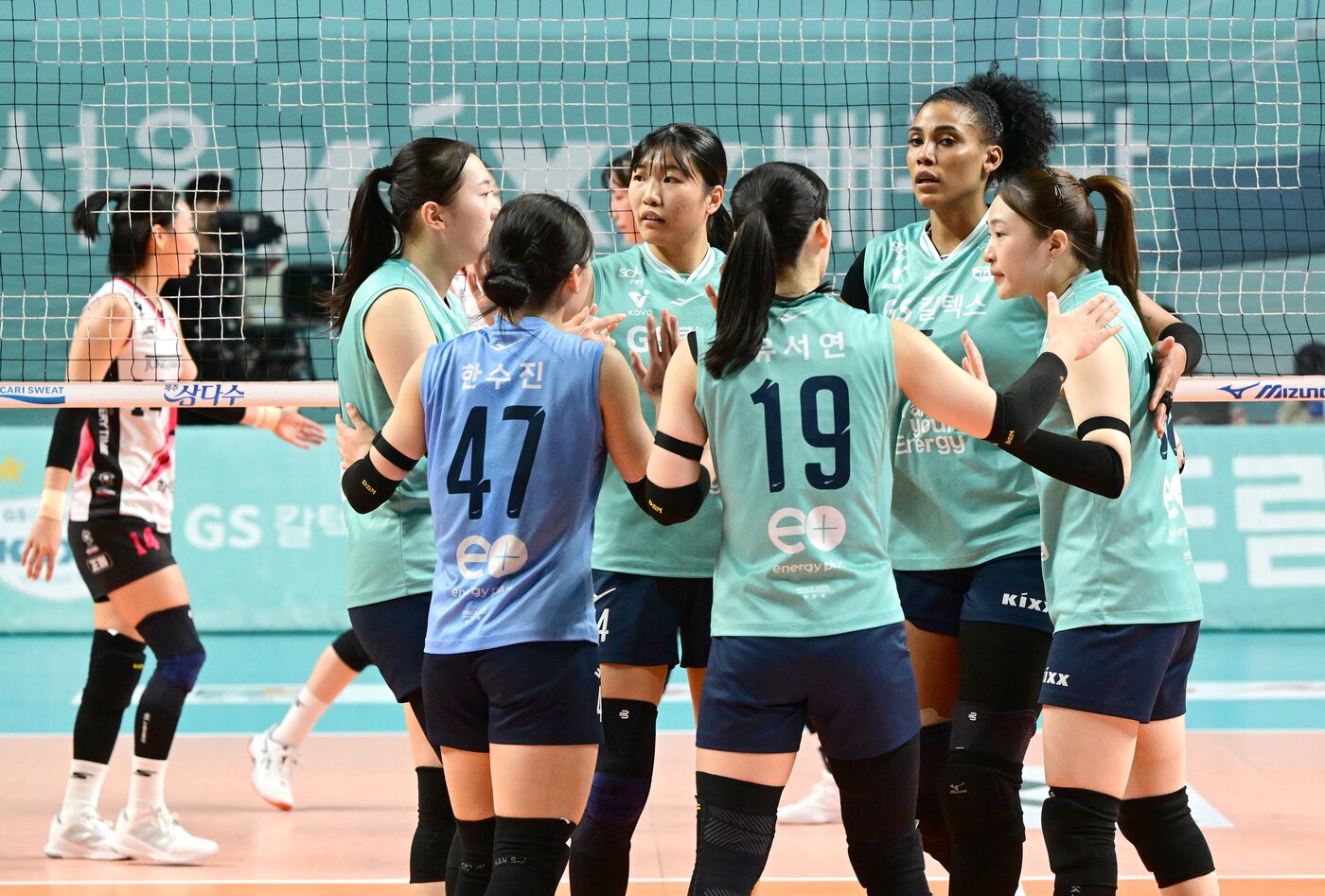 본문 이미지 - GS칼텍스는 26일 열린 2024-25 V리그 여자부 6라운드 정관장전에서 3-1로 역전승하며 탈꼴찌에 대한 희망을 키웠다. (KOVO 제공)