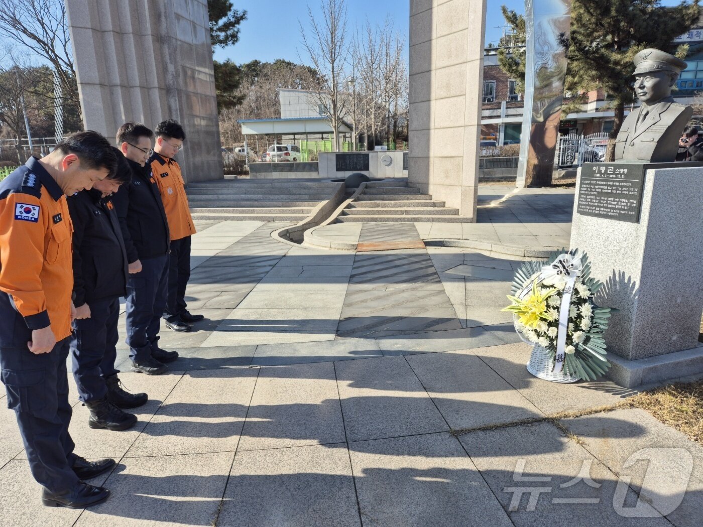 본문 이미지 - 조선호 경기도소방재난본부장(앞에서 두 번째)이 26일 충남 당진시 신평면 서해안고속도로 행담도 휴게소를 찾아 지난 2015년 서해대교 화재 진압 과정에서 불의의 사고로 순직한 고(故) 이병곤 소방령 흉상에 헌화·참배하고 있다. (경기도소방재난본부 제공. 재판매 및 DB 금지) 2025.2.26/뉴스1 