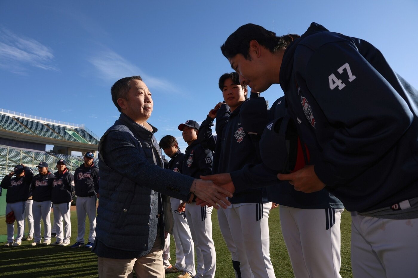 본문 이미지 - 두산 스프링캠프를 찾은 박정원 구단주(왼쪽)이 선수단을 격려하고 있다.(두산 베어스 제공)
