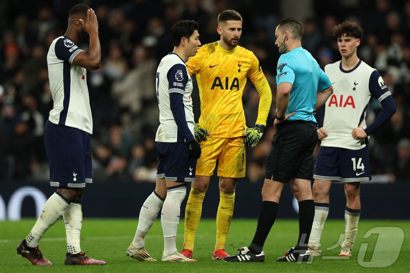 (런던 AFP=뉴스1) 우동명 기자 = 토트넘의 손흥민이 26일(현지시간) 런던의 토트넘 홋스퍼 스타디움에서 열린 EPL 맨체스터 시티(맨시티)와 경기 중 골키퍼 굴리엘모 비카리오 …