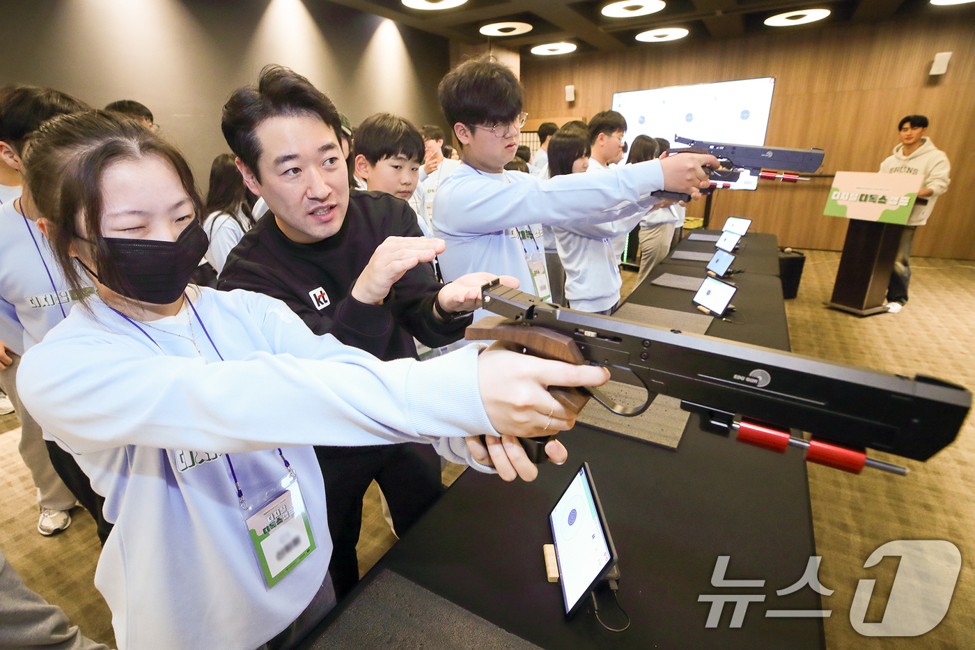 (서울=뉴스1) = KT가 세브란스병원 소아정신과 및 사회사업팀, 서울시·경기도교육청과 지난 26일 서울 서대문구 연세대학교 백양누리에서 전국 중학생 110명을 대상으로 제2회 ‘ …