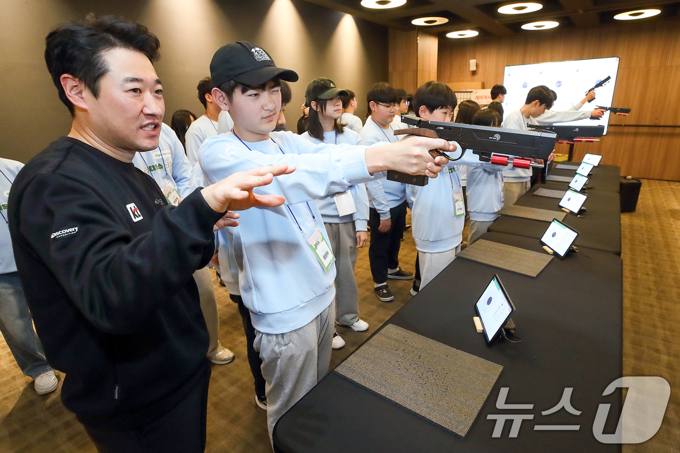 (서울=뉴스1) = KT가 세브란스병원 소아정신과 및 사회사업팀, 서울시·경기도교육청과  전국 중학생 110명을 대상으로 제2회 ‘디지털 디톡스 캠프’를 진행했다고 27일 밝혔다. …