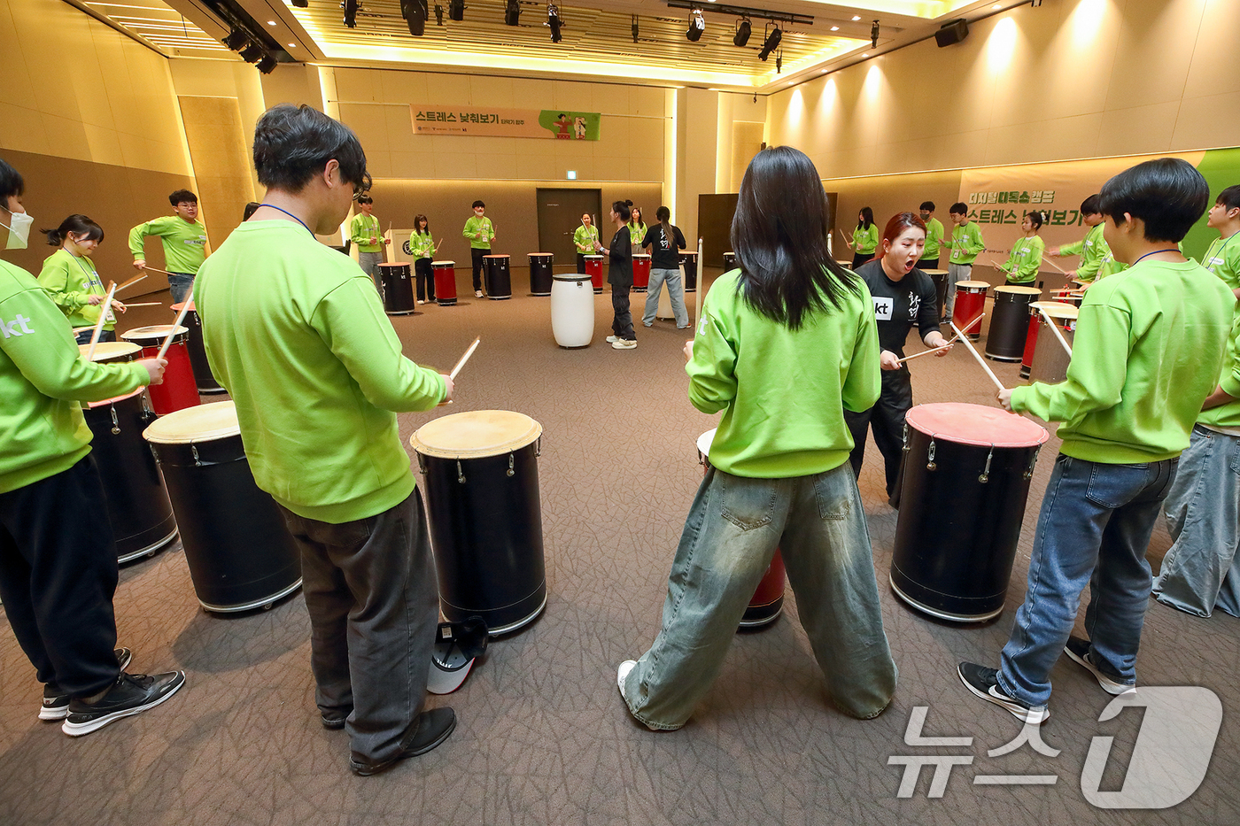 (서울=뉴스1) = KT가 세브란스병원 소아정신과 및 사회사업팀, 서울시·경기도교육청과 지난 26일 서울 서대문구 연세대학교 백양누리에서 전국 중학생 110명을 대상으로 제2회 ‘ …