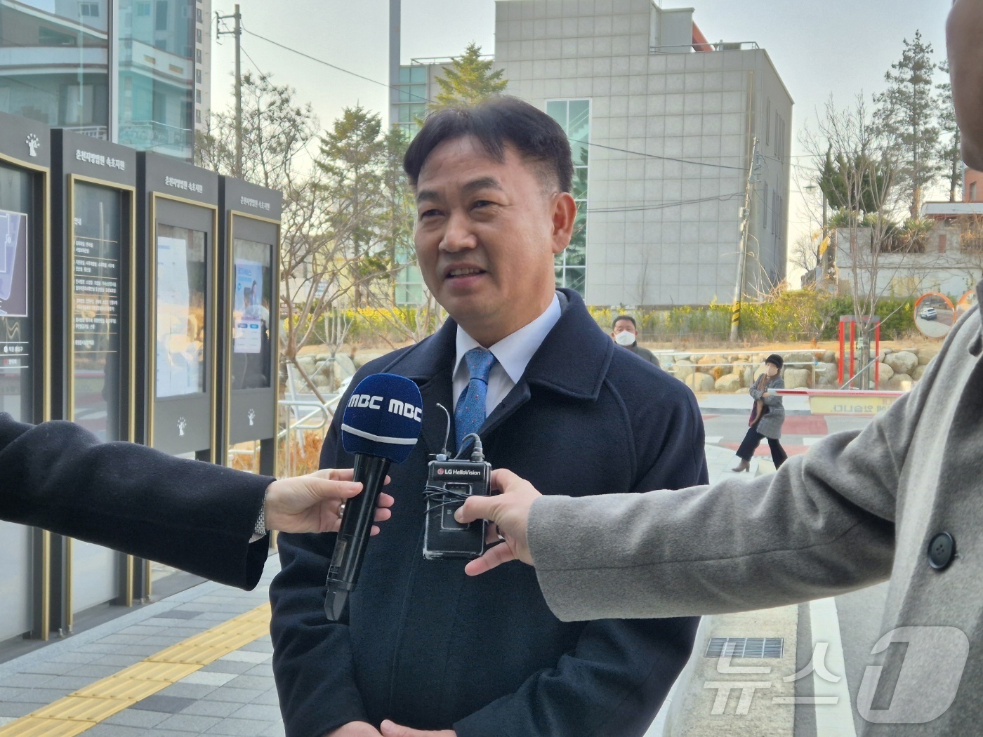 (속초=뉴스1) 윤왕근 기자 = 성폭력범죄의 처벌 등에 관한 특례법상 촬영물 등 이용 협박 혐의를 받는 박봉균 양양군의원이 27일 춘천지법 속초지원에 열린 재판에 출석하기 전 기자 …