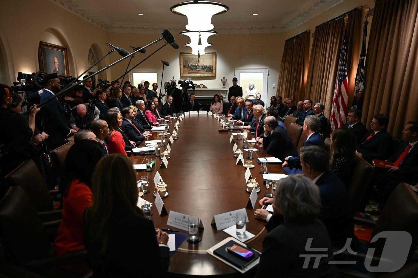 본문 이미지 - 도널드 트럼프 미국 대통령이 26일&#40;현지시간&#41; 워싱턴DC 백악관에서 내각 회의를 주재하고 있다. ⓒ AFP=뉴스1 ⓒ News1 류정민 특파원