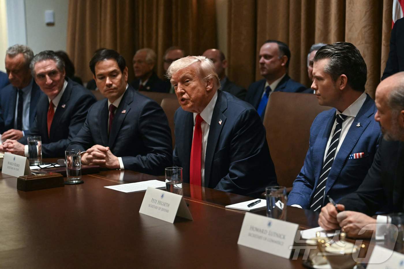 본문 이미지 - 도널드 트럼프 미국 대통령이 지난 2월 26일(현지시간) 워싱턴DC 백악관에서 열린 내각 회의에서 모두발언을 하고 있다. 사진 왼쪽부터 로버트 F. 케네디 주니어 보건복지부 장관 후보자, 더그 버검 내무부 장관, 피트 헤그세스 국방부 장관, 하워드 러트닉 상무부 장관. ⓒ AFP=뉴스1 ⓒ News1 류정민 특파원