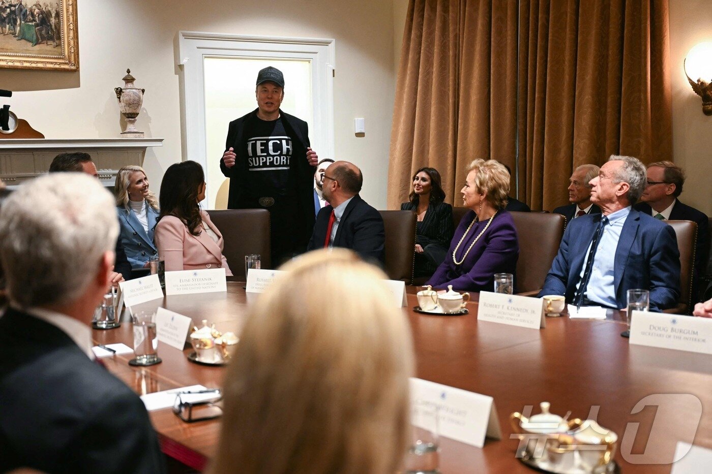 본문 이미지 - 일론 머스크 정부효율부&#40;DOGE&#41; 수장이 26일&#40;현지시간&#41; 워싱턴DC 백악관에서 열린 도널드 트럼프 미국 대통령과의 각료 회의에서 &#39;기술 지원&#39;이라고 적힌 셔츠를 입고 발언하고 있다. ⓒ AFP=뉴스1 ⓒ News1 류정민 특파원