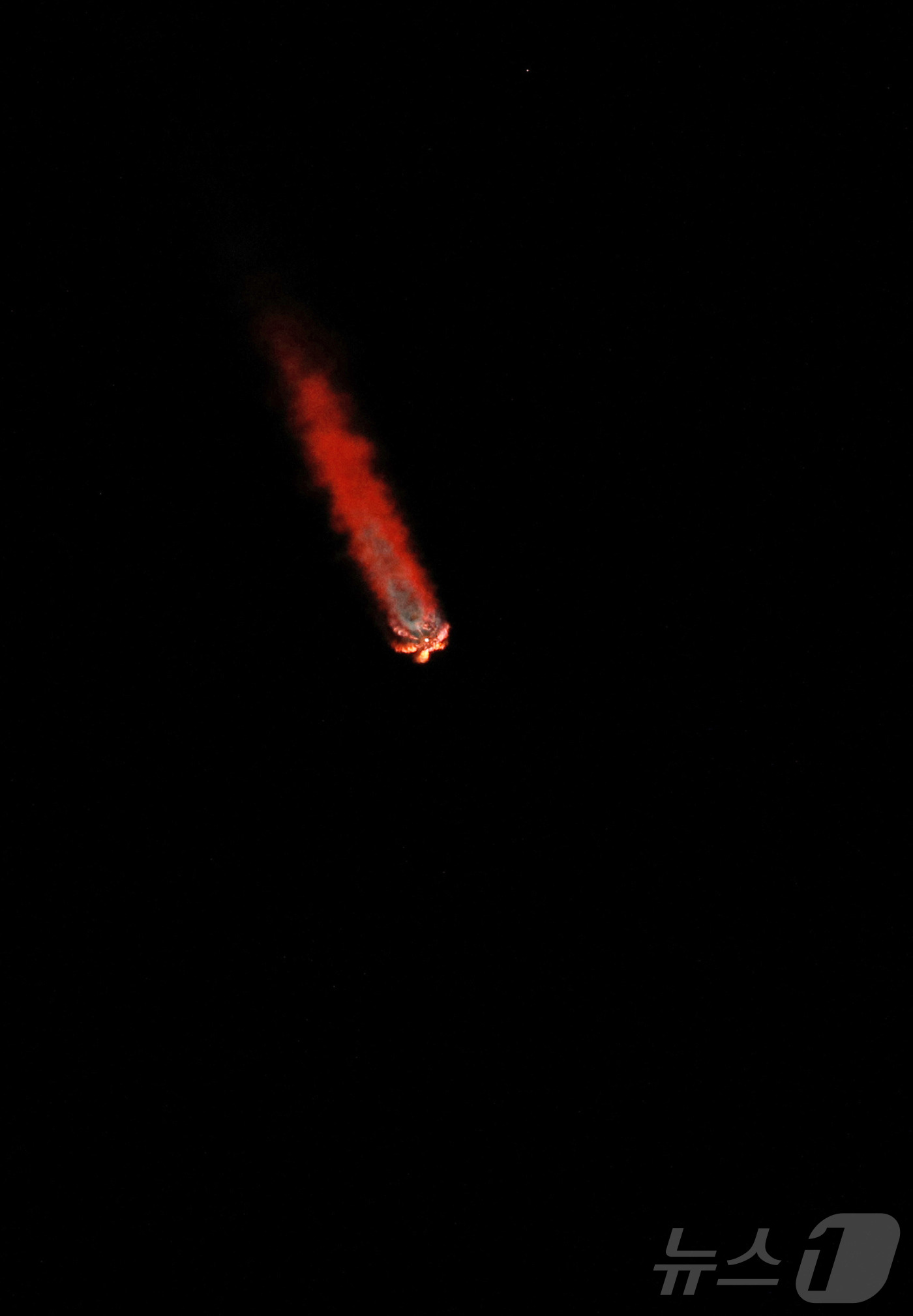 (케네디 우주센터 AFP=뉴스1) 우동명 기자 = 미국 우주기업 인튜이티브 머신스의 달 착륙선 ‘아테나’가 26일(현지시간) 플로리다주 케네디우주센터에서 스페이스X 팰컨9 로켓을 …