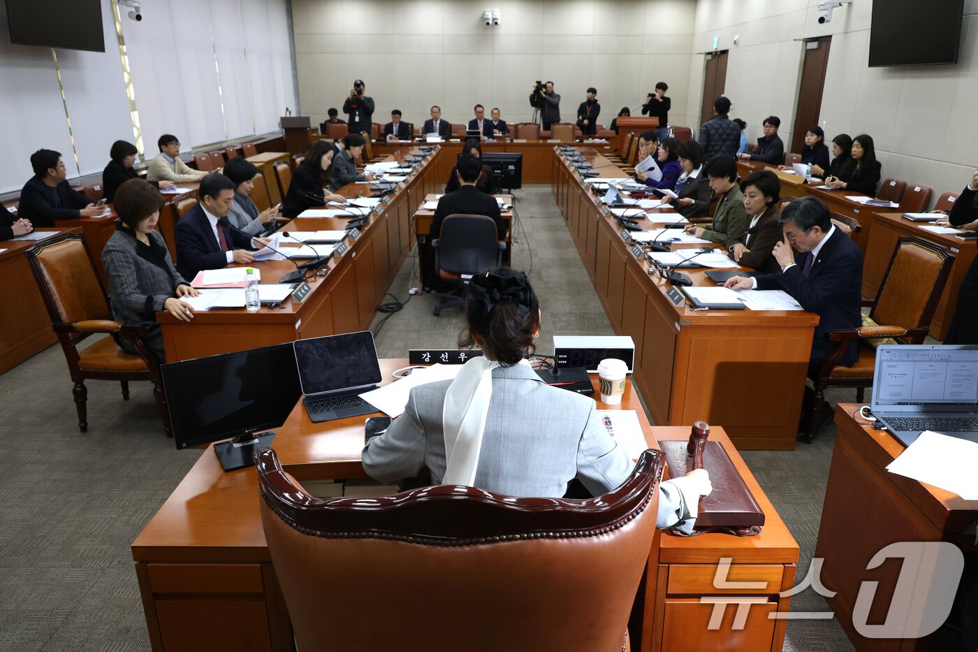 본문 이미지 - 서울 여의도 국회에서 열린 보건복지위원회 제3차 법안심사제1소위원회에서 강선우 소위원장이 의사봉을 두드리고 있다. 2025.2.27/뉴스1 ⓒ News1 이광호 기자