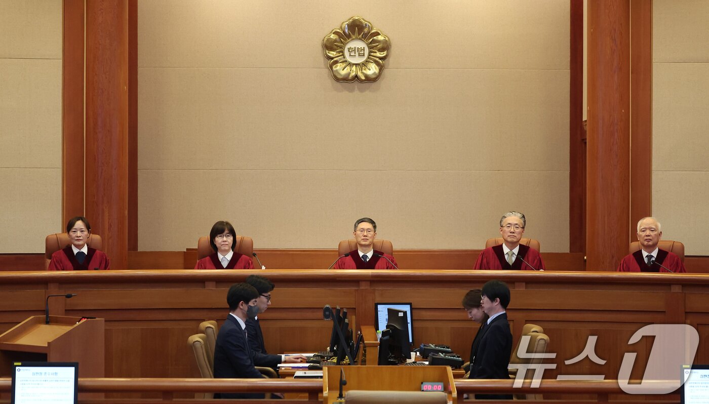 본문 이미지 - 문형배 헌법재판소장 권한대행을 비롯한 헌법재판관들이 27일 오전 서울 종로구 헌법재판소 대심판정에 자리하고 있다. 2025.2.27/뉴스1 ⓒ News1 김성진 기자