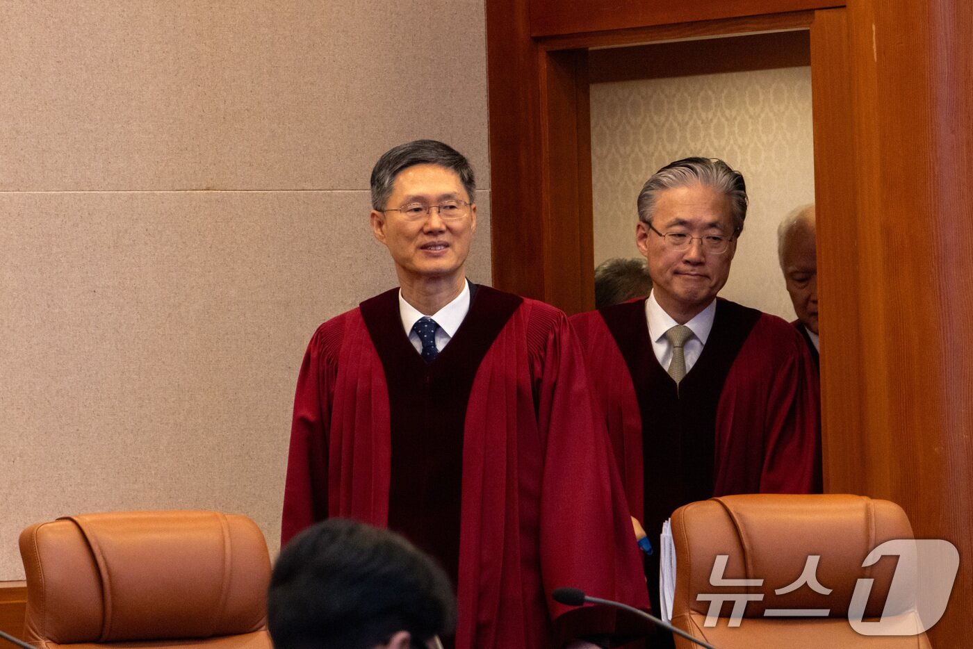 본문 이미지 - 문형배 헌법재판소장 직무대행이 27일 '마은혁 헌법재판관 후보자 미임명 권한쟁의심판 사건’ 선고가 예정된 헌법재판소 대심판정으로 입장하고 있다. (공동취재) 2025.2.27/뉴스1 ⓒ News1 김성진 기자