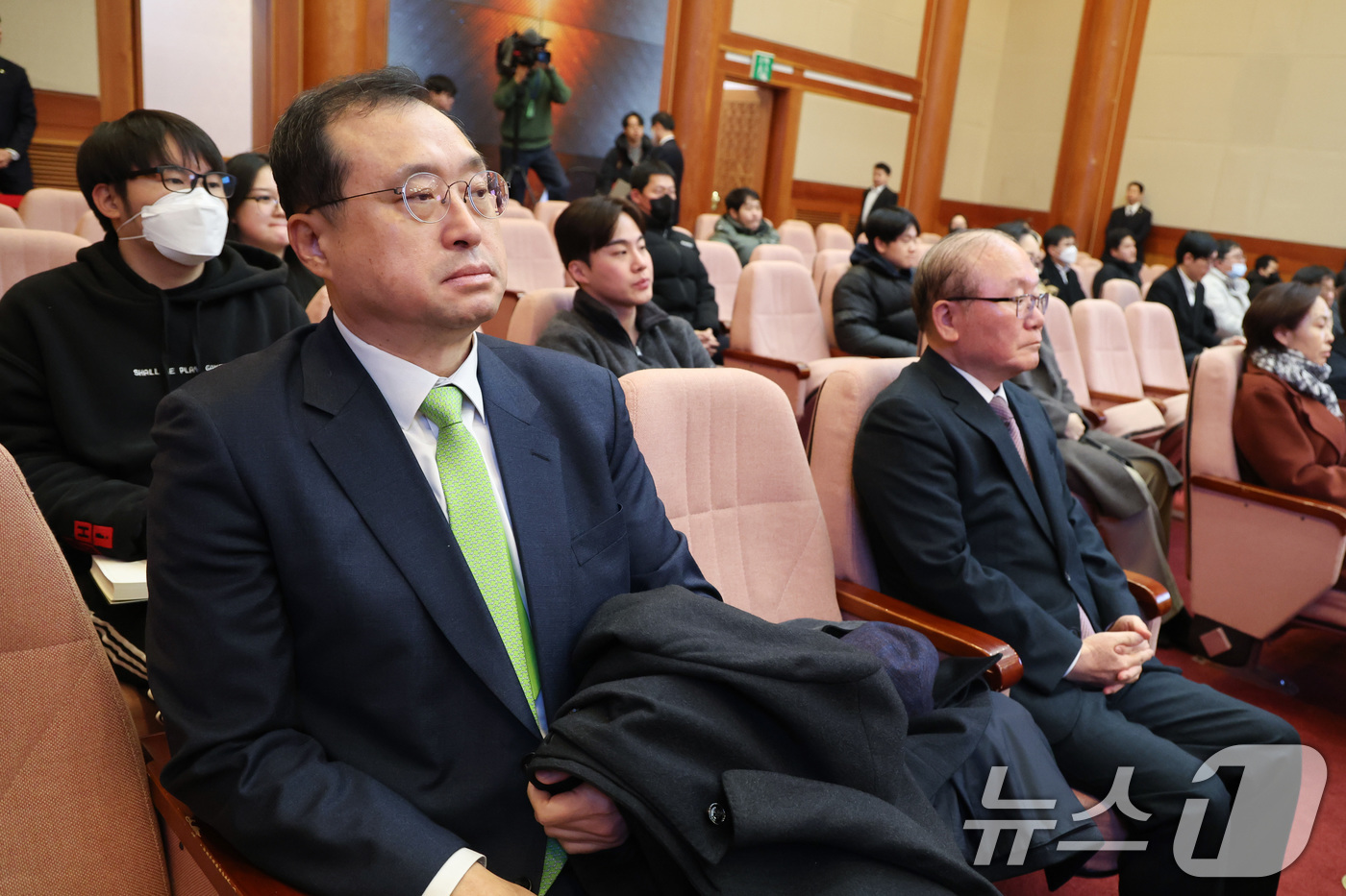 (서울=뉴스1) 김성진 기자 = 최상목 대통령 권한대행 부총리 겸 기획재정부 장관 측 법률대리인 임성근(왼쪽)·이동흡 변호사가 27일 서울 종로구 헌법재판소 대심판정에서 열린 마은 …