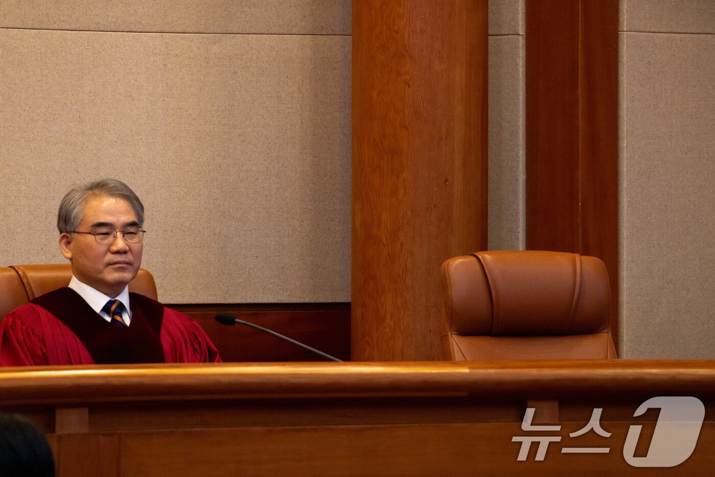본문 이미지 - 27일 서울 종로구 헌법재판소 대심판정에서 '마은혁 재판관 후보자' 불임명 관련 권한쟁의심판 선고가 열린 가운데 아홉 번째 재판관 자리가 비어 있다. (공동취재) 2025.2.27/뉴스1 ⓒ News1 김성진 기자