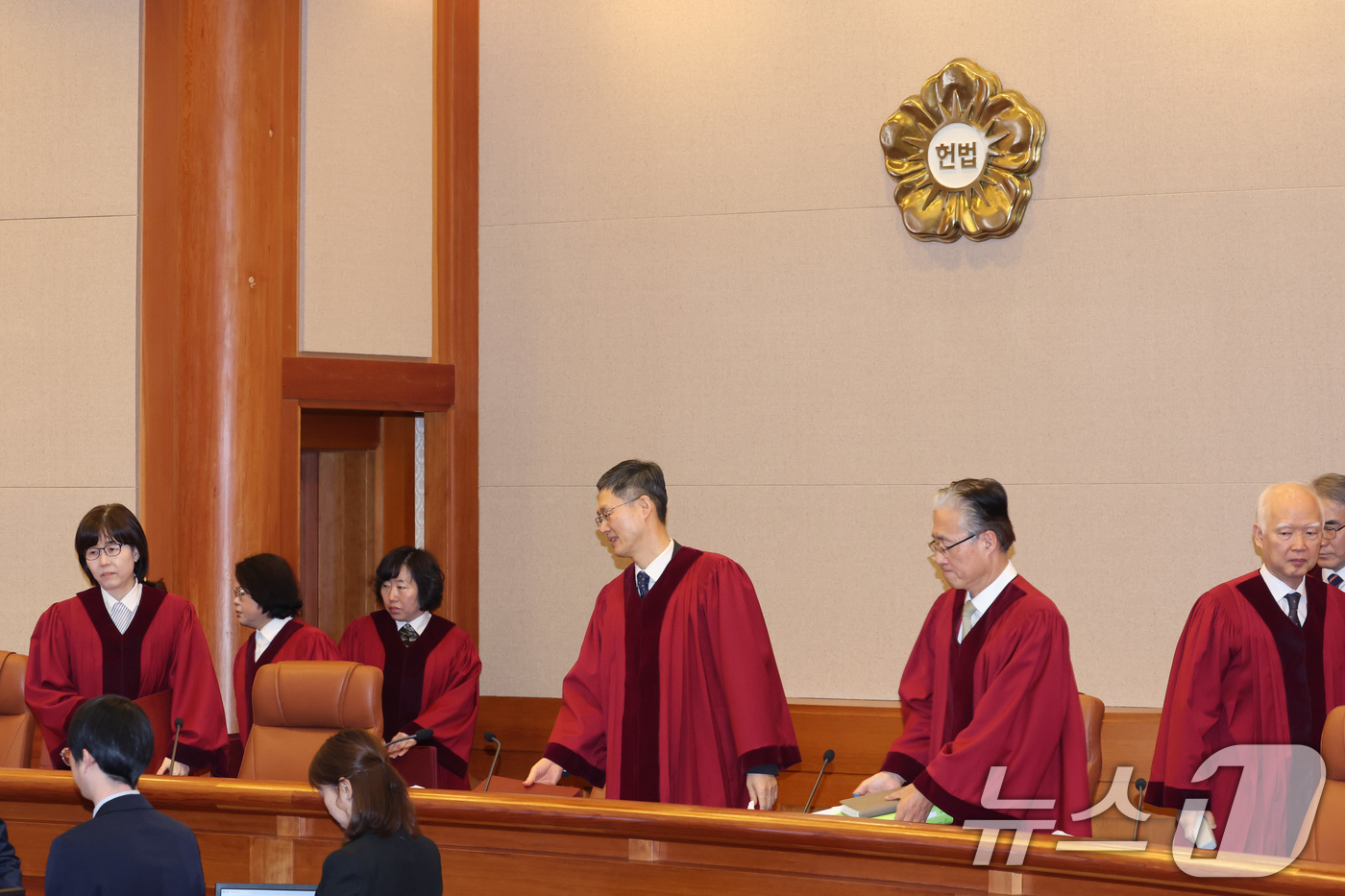 (서울=뉴스1) 김성진 기자 = 문형배 헌법재판소장 권한대행과 재판관들이 27일 서울 종로구 헌법재판소 대심판정에서 열린 마은혁 재판관 후보자 불임명 관련 권한쟁의심판 선고에 입장 …